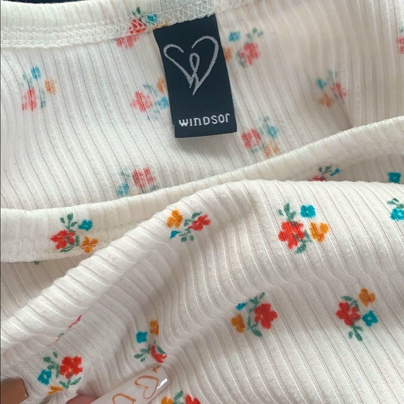 White floral top - Picture 5 of 7